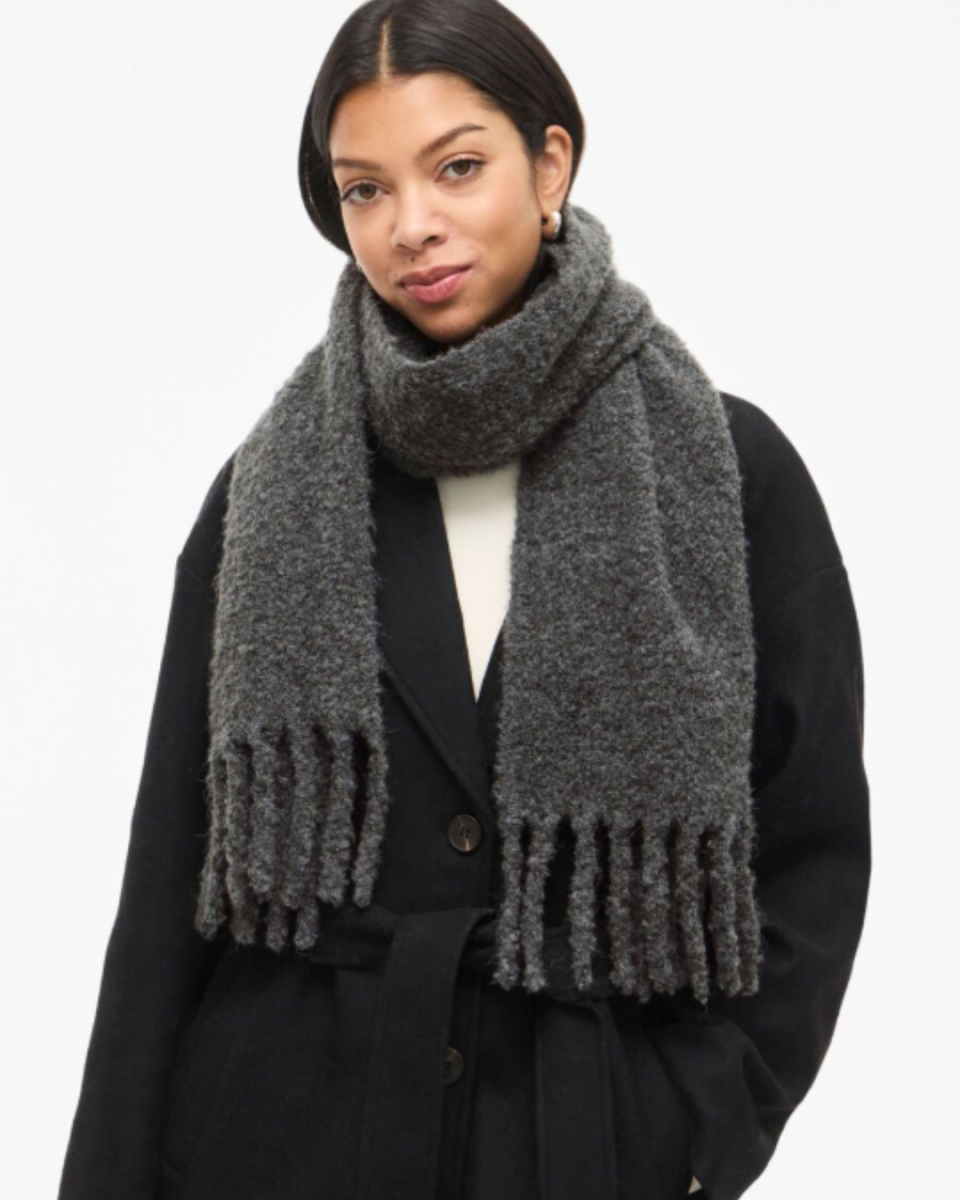 Bufanda de punto bouclé gris oscuro con flecos – VILA