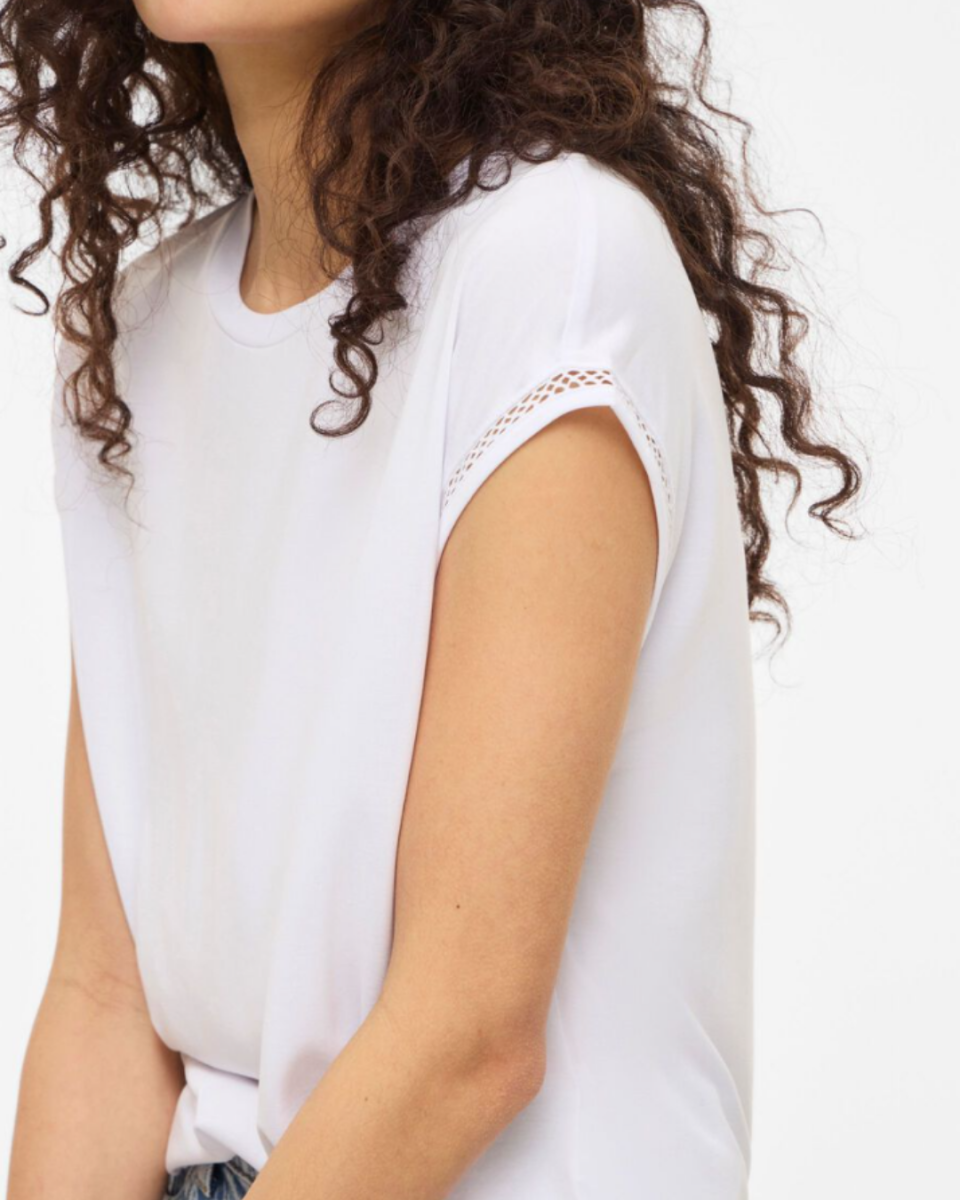 Camiseta blanca detalle mangas – VILA - Imagen 3
