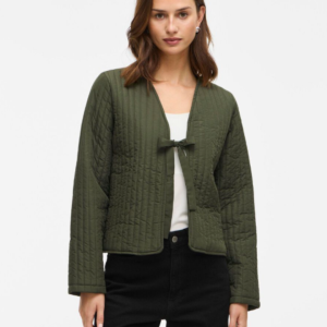 Chaqueta acolchada con lazo en verde oscuro – VILA